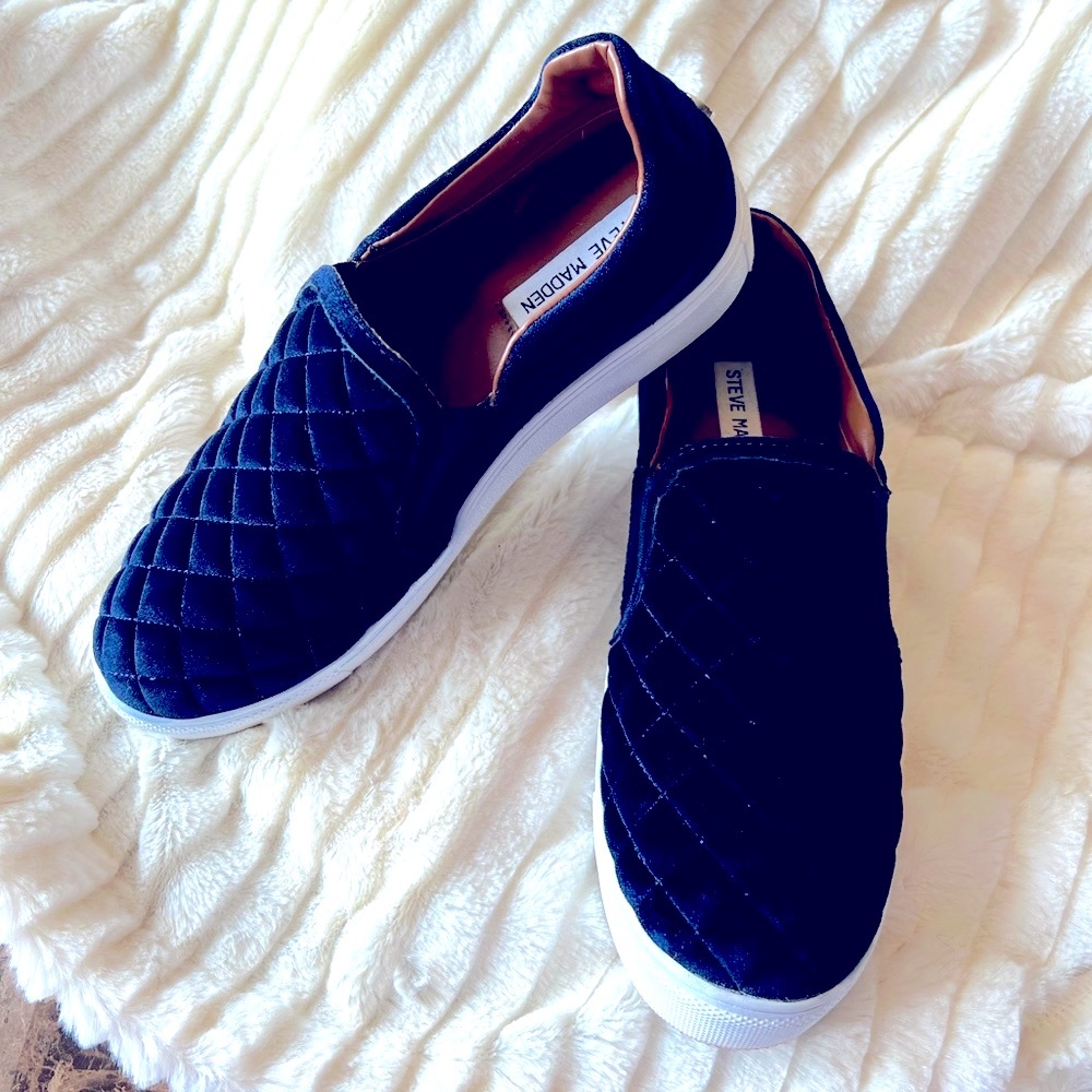 Steve Madden Elorra Navy Blue Quilted Velvet Slip On Sneaker
